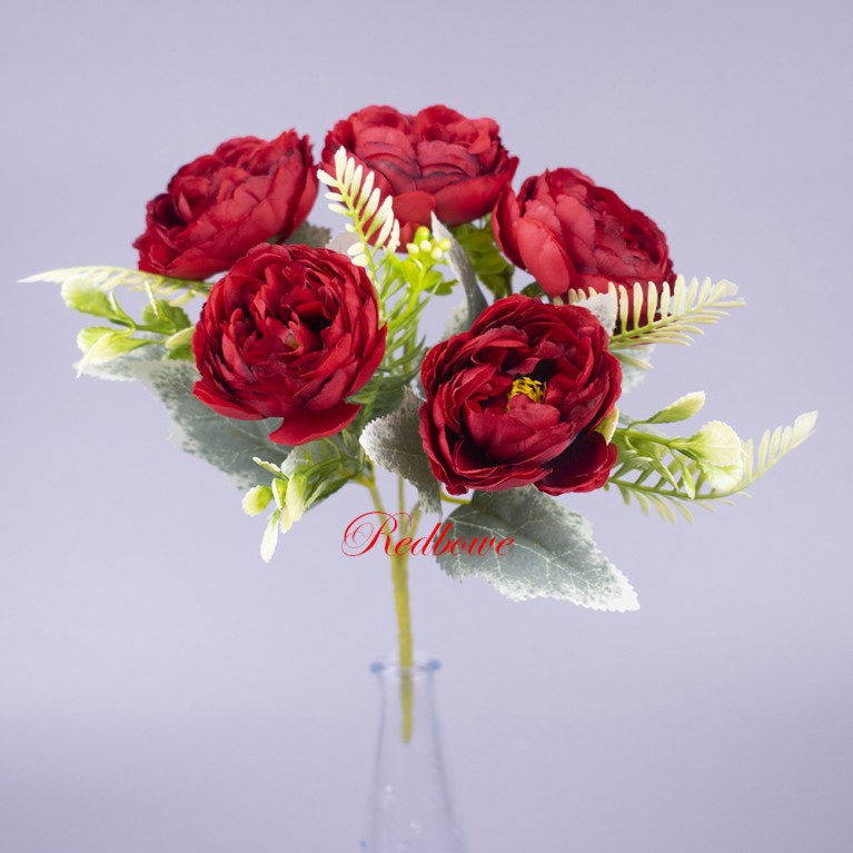 Букет красных пионовидных роз Б361