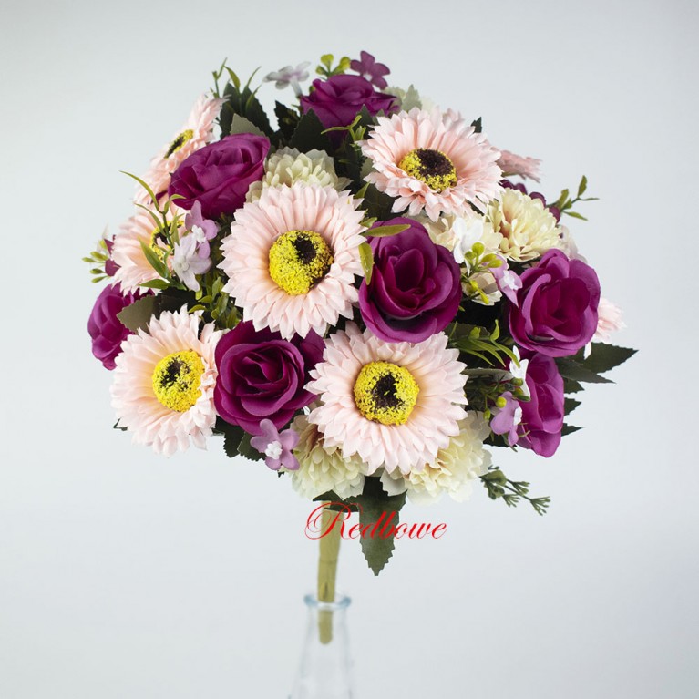 Светло-розовые герберы с розами и декором в букете Б536