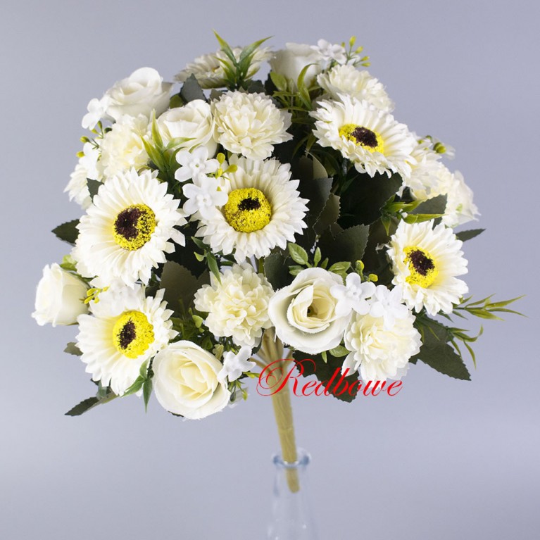 Белые герберы с розами и декором в букете Б536